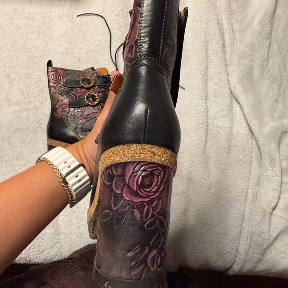 L'Artiste: Elegant Black and Purple Lace-Up Boots - Picture 4 of 5